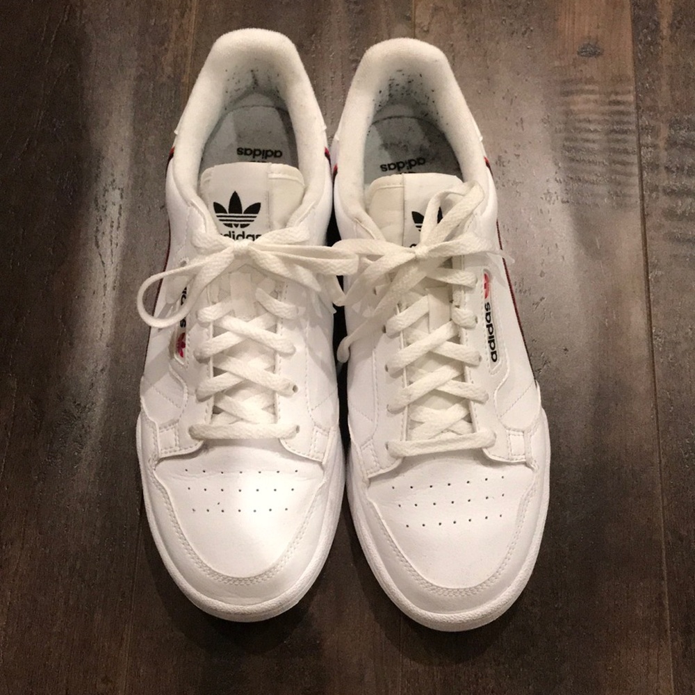 Adidas sneakers size 6.5 fits a women’s size 8/8.5